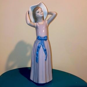 Llardo 1150 Coy Girl w/ Straw Hat Figurine High Gloss Issue 1978 & Retired 1998